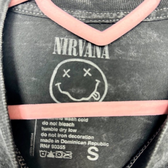Nirvana NWOT Unisex Smile Gray Crew Neck Short Sleeve Casual T-Shirt Small - Picture 3 of 5